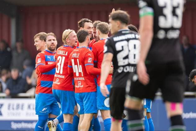 Fussball I Herren I Saison 2025-2026 I Regionalliga Nord I 13. Spieltag I SV Drochtersen-Assel - Hannover 96 II I 05.10.2025 Maximilian Benjamin Geißen (23, SV Drochtersen Assel), Nico Von Der Reith (12, SV Drochtersen Assel), Matti Cebulla (31, SV Drochtersen Assel), Robin Kölle (44, SV Drochtersen Assel), Tjorve Nils Mohr (3, SV Drochtersen Assel) Drochtersen Kehdinger Stadion Niedersachsen Deutschland Copyright: xLobeca JörgxStruwex