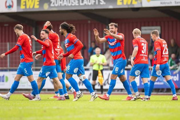 Fussball I Herren I Saison 2025-2026 I Regionalliga Nord I 13. Spieltag I SV Drochtersen-Assel - Hannover 96 II I 05.10.2025 Jannes Wulff (5, SV Drochtersen Assel), Robin Kölle (44, SV Drochtersen Assel), Tjorve Nils Mohr (3, SV Drochtersen Assel), Liam Giwah (26, SV Drochtersen Assel), Haris Hyseni (10, SV Drochtersen Assel), Matti Cebulla (31, SV Drochtersen Assel), Dennis Rosin (25, SV Drochtersen Assel) Drochtersen Kehdinger Stadion Niedersachsen Deutschland Copyright: xLobeca JörgxStruwex