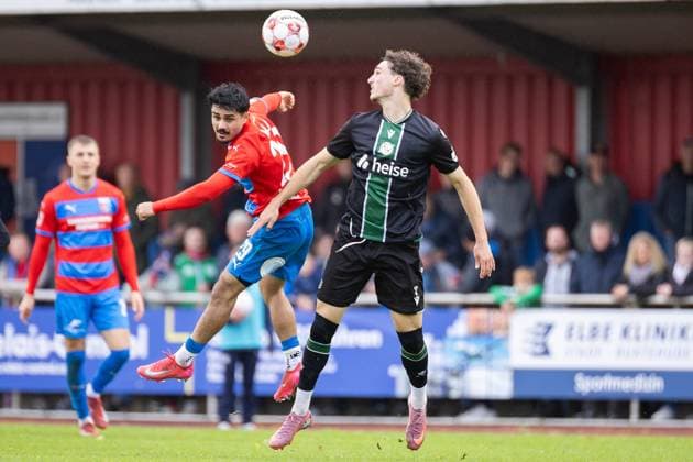 Fussball I Herren I Saison 2025-2026 I Regionalliga Nord I 13. Spieltag I SV Drochtersen-Assel - Hannover 96 II I 05.10.2025 Allah Aid Hamid (29, SV Drochtersen Assel), Ilias Ebnoutalib (4, Hannover 96 II) Drochtersen Kehdinger Stadion Niedersachsen Deutschland Copyright: xLobeca JörgxStruwex