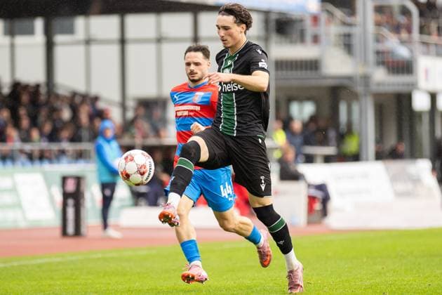 Fussball I Herren I Saison 2025-2026 I Regionalliga Nord I 13. Spieltag I SV Drochtersen-Assel - Hannover 96 II I 05.10.2025 Robin Kölle (44, SV Drochtersen Assel), Ilias Ebnoutalib (4, Hannover 96 II) Drochtersen Kehdinger Stadion Niedersachsen Deutschland Copyright: xLobeca JörgxStruwex