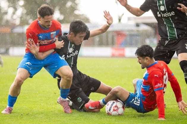 Fussball I Herren I Saison 2025-2026 I Regionalliga Nord I 13. Spieltag I SV Drochtersen-Assel - Hannover 96 II I 05.10.2025 Robin Kölle (44, SV Drochtersen Assel), Asuma Ikari (15, Hannover 96 II), Allah Aid Hamid (29, SV Drochtersen Assel) Drochtersen Kehdinger Stadion Niedersachsen Deutschland Copyright: xLobeca JörgxStruwex