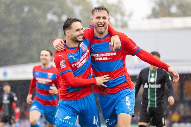 Fussball I Herren I Saison 2025-2026 I Regionalliga Nord I 13. Spieltag I SV Drochtersen-Assel - Hannover 96 II I 05.10.2025 Robin Kölle (44, SV Drochtersen Assel), Jannes Wulff (5, SV Drochtersen Assel) jubeln über das 4:0 Drochtersen Kehdinger Stadion Niedersachsen Deutschland Copyright: xLobeca JörgxStruwex