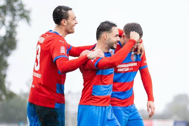Fussball I Herren I Saison 2025-2026 I Regionalliga Nord I 13. Spieltag I SV Drochtersen-Assel - Hannover 96 II I 05.10.2025 Tjorve Nils Mohr (3, SV Drochtersen Assel), Robin Kölle (44, SV Drochtersen Assel), Jannes Wulff (5, SV Drochtersen Assel) jubeln über das 4:0 Drochtersen Kehdinger Stadion Niedersachsen Deutschland Copyright: xLobeca JörgxStruwex