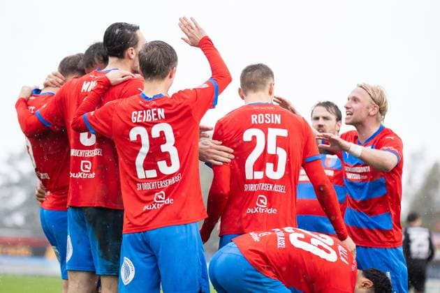 Fussball I Herren I Saison 2025-2026 I Regionalliga Nord I 13. Spieltag I SV Drochtersen-Assel - Hannover 96 II I 05.10.2025 Tjorve Nils Mohr (3, SV Drochtersen Assel), Maximilian Benjamin Geißen (23, SV Drochtersen Assel), Dennis Rosin (25, SV Drochtersen Assel), Matti Cebulla (31, SV Drochtersen Assel) Drochtersen Kehdinger Stadion Niedersachsen Deutschland Copyright: xLobeca JörgxStruwex