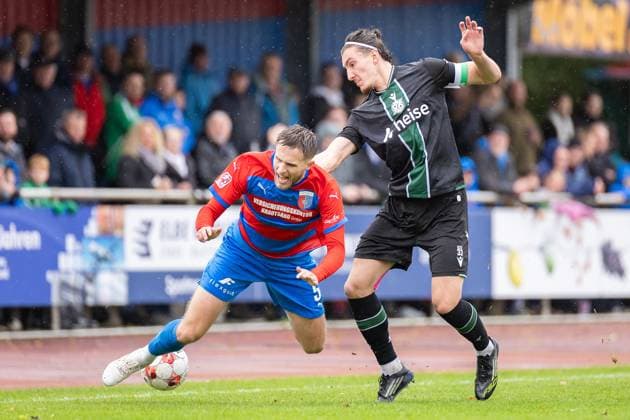 Fussball I Herren I Saison 2025-2026 I Regionalliga Nord I 13. Spieltag I SV Drochtersen-Assel - Hannover 96 II I 05.10.2025 Jannes Wulff (5, SV Drochtersen Assel), Tim Wahlbrecht (33, Hannover 96 II) Drochtersen Kehdinger Stadion Niedersachsen Deutschland Copyright: xLobeca JörgxStruwex