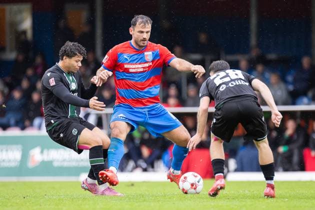 Fussball I Herren I Saison 2025-2026 I Regionalliga Nord I 13. Spieltag I SV Drochtersen-Assel - Hannover 96 II I 05.10.2025 Montell Ndikom (23, Hannover 96 II), Haris Hyseni (10, SV Drochtersen Assel), Mark Gevorgyan (28, Hannover 96 II) Drochtersen Kehdinger Stadion Niedersachsen Deutschland Copyright: xLobeca JörgxStruwex