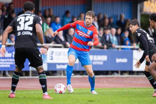 Fussball I Herren I Saison 2025-2026 I Regionalliga Nord I 13. Spieltag I SV Drochtersen-Assel - Hannover 96 II I 05.10.2025 Brooklyn Kevin Ezeh (32, Hannover 96 II), Ville Matti Steinmann (6, SV Drochtersen Assel), Mark Gevorgyan (28, Hannover 96 II) Drochtersen Kehdinger Stadion Niedersachsen Deutschland Copyright: xLobeca JörgxStruwex