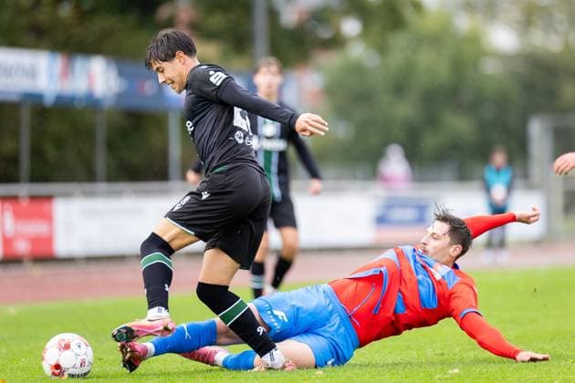 Fussball I Herren I Saison 2025-2026 I Regionalliga Nord I 13. Spieltag I SV Drochtersen-Assel - Hannover 96 II I 05.10.2025 Mark Gevorgyan (28, Hannover 96 II), Nikola Serra (4, SV Drochtersen Assel) Drochtersen Kehdinger Stadion Niedersachsen Deutschland Copyright: xLobeca JörgxStruwex