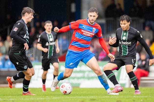 Fussball I Herren I Saison 2025-2026 I Regionalliga Nord I 13. Spieltag I SV Drochtersen-Assel - Hannover 96 II I 05.10.2025 Tim Antonius Laurent van den Heuvel (24, Hannover 96 II), Jannes Wulff (5, SV Drochtersen Assel), Montell Ndikom (23, Hannover 96 II) Drochtersen Kehdinger Stadion Niedersachsen Deutschland Copyright: xLobeca JörgxStruwex
