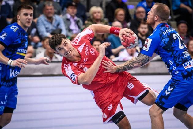 Nikolaj Enderleit (MT Melsungen, 04) - setzt sich durch gegen Patrick Zieker (TVB Stuttgart, 25), li. noch, unscharf: Nico Schoettle (TVB Stuttgart, 08) GER, TVB 1898 Stuttgart - MT Melsungen, DAIKIN HBL, Handball, Bundesliga, 7. Spieltag, Spielzeit 2025 2026, 05.10.2025 GER, TVB 1898 Stuttgart - Frisch Auf! Goeppingen, DAIKIN HBL, Handball, Bundesliga, 7. Spieltag, Spielzeit 2025 2026, 05.10.2025 Stuttgart Copyright: xSandyxDinkelackerx EP_SDR