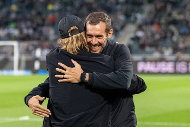 05.10.2025, Fussball: 1. Bundesliga, Saison 2025 2026, 06. Spieltag, Borussia Moenchengladbach - SC Freiburg im Borussia-Park in Moenchengladbach. Herzliche Begruessung zwischen Eugen Polanski (Borussia Moenchengladbach, Trainer) und Julian Schuster (SC Freiburg, Trainer). Wichtiger Hinweis: Gemaess den Vorgaben der DFL Deutsche Fussball Liga bzw. des DFB Deutscher Fussball-Bund ist es untersagt, in dem Stadion und oder vom Spiel angefertigte Fotoaufnahmen in Form von Sequenzbildern und oder videoaehnlichen Fotostrecken zu verwerten bzw. verwerten zu lassen. Foto: Kirchner-Media Thomas Haesler Copyright: xKirchner-Media ThomasxHaeslerx