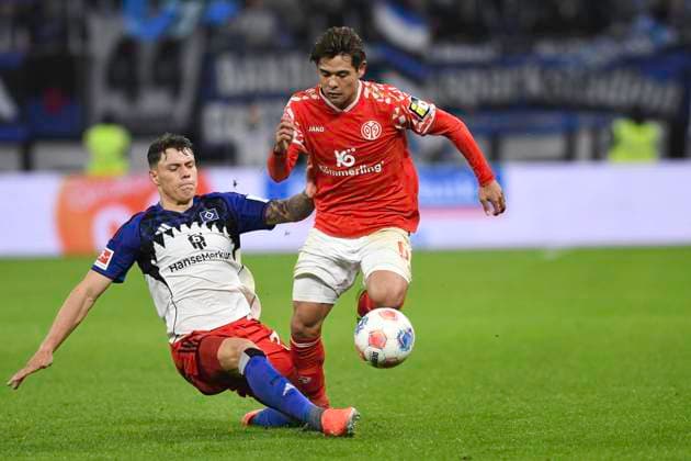 GER; 1. FBL,, Hamburger SV vs 1.FSV Mainz 05 05.10.2025, Volksparkstadion, Hamburg, GER; 1. FBL, Hamburger SV vs 1.FSV Mainz 05 im Bild Nicolai Remberg (Hamburg 21) versucht sich gegen Kaishu Sano (Mainz 06) durchzusetzen