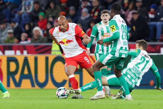 SOCCER - BL, RBS vs Rapid SALZBURG,AUSTRIA,05.OCT.25 - SOCCER - ADMIRAL Bundesliga, Red Bull Salzburg vs SK Rapid Wien. Image shows Karim Onisiwo (RBS) and Louis Schaub (Rapid).  GEPAxpictures xMathiasxMandl