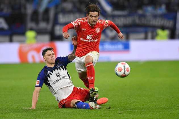 GER; 1. FBL,, Hamburger SV vs 1.FSV Mainz 05 05.10.2025, Volksparkstadion, Hamburg, GER; 1. FBL, Hamburger SV vs 1.FSV Mainz 05 im Bild Nicolai Remberg (Hamburg 21) versucht sich gegen Kaishu Sano (Mainz 06) durchzusetzen