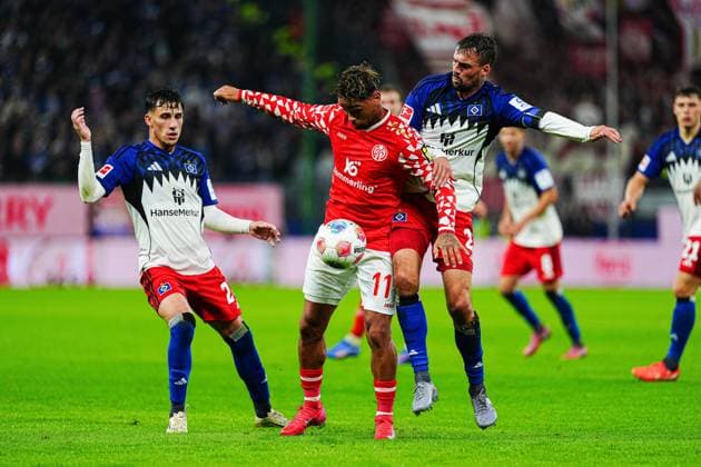 Nicolas Capaldo (Hamburger SV, 24), Armindo Sieb (FSV Mainz 05, 11), Jonas Meffert (Hamburger SV, 23) GER, Hamburger SV vs. FSV Mainz 05, Fussball, 1. Bundesliga, Spieltag 6, Saison 2025 2026, 05.10.2025 GER, Hamburger SV vs. FSV Mainz 05, Fussball, 1. Bundesliga, Spieltag 6, Saison 2025 2026, 05.10.2025 Hamburg Copyright: xEibner-Pressefoto MarcelxvonxFehrnx EP_MFN