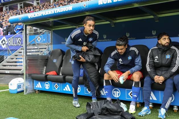 05.10.2025, xtgx, Fussball 1. Bundesliga, Hamburger SV - 1. FSV Mainz 05 emspor, v.l. Yussuf Poulsen (HSV, 15) Ersatzspieler, Auswechselspieler (DFL DFB REGULATIONS PROHIBIT ANY USE OF PHOTOGRAPHS as IMAGE SEQUENCES and or QUASI-VIDEO) Hamburg
