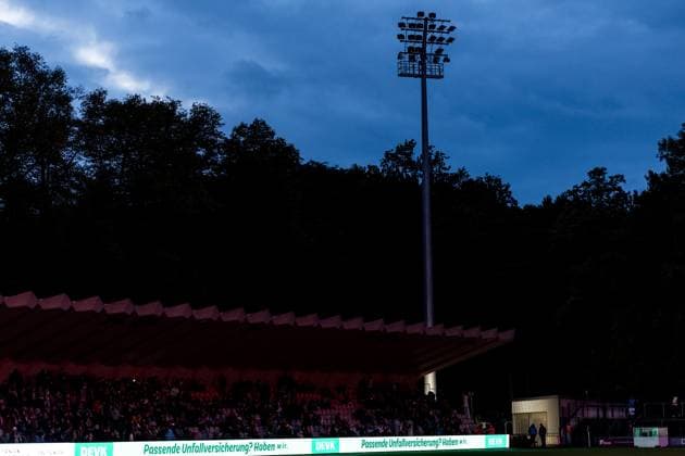 Google Pixel Frauen-Bundesliga, 1. FC Köln - Bayer 04 Leverkusen; 05.10.2025 Ausfall des Flutlichts - Spielunterbrechung Google Pixel Frauen-Bundesliga, 1. FC Köln - Bayer 04 Leverkusen Köln, Franz-Kremer-Stadion am 05.10.2025 DFB REGULATIONS PROHIBIT ANY USE OF PHOTOGRAPHS AS IMAGE SEQUENCES AND OR QUASI-VIDEO. Copyright: xBEAUTIFULxSPORTS Wunderlx