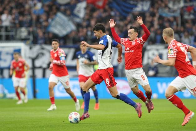 05.10.2025, xtgx, Fussball 1. Bundesliga, Hamburger SV - 1. FSV Mainz 05 emspor, v.l. Daniel Elfadli (HSV, 8), Paul Nebel (Mainz, 8) Zweikampf, Duell, Kampf, tackle (DFL DFB REGULATIONS PROHIBIT ANY USE OF PHOTOGRAPHS as IMAGE SEQUENCES and or QUASI-VIDEO) Hamburg