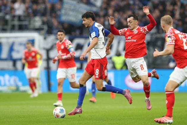 05.10.2025, xtgx, Fussball 1. Bundesliga, Hamburger SV - 1. FSV Mainz 05 emspor, v.l. Daniel Elfadli (HSV, 8), Paul Nebel (Mainz, 8) Zweikampf, Duell, Kampf, tackle (DFL DFB REGULATIONS PROHIBIT ANY USE OF PHOTOGRAPHS as IMAGE SEQUENCES and or QUASI-VIDEO) Hamburg