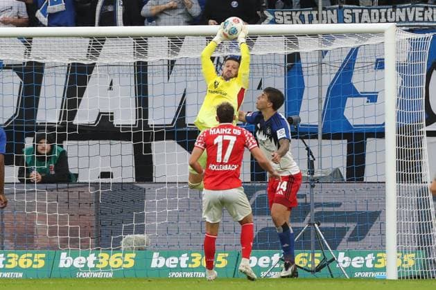05.10.2025, xtgx, Fussball 1. Bundesliga, Hamburger SV - 1. FSV Mainz 05 emspor, v.l. Daniel Heuer Fernandes (HSV, 1) Parade, haelt den Ball, faengt den Ball, pariert (DFL DFB REGULATIONS PROHIBIT ANY USE OF PHOTOGRAPHS as IMAGE SEQUENCES and or QUASI-VIDEO) Hamburg