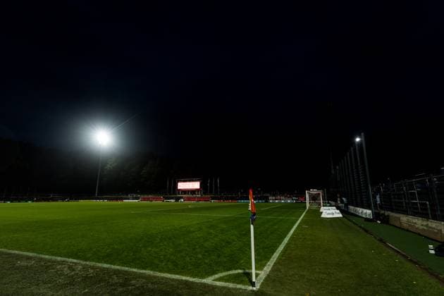 Google Pixel Frauen-Bundesliga, 1. FC Köln - Bayer 04 Leverkusen; 05.10.2025 Ausfall des Flutlichts - Spielunterbrechung, links läuft, rechts bleibt dunkel Google Pixel Frauen-Bundesliga, 1. FC Köln - Bayer 04 Leverkusen Köln, Franz-Kremer-Stadion am 05.10.2025 DFB REGULATIONS PROHIBIT ANY USE OF PHOTOGRAPHS AS IMAGE SEQUENCES AND OR QUASI-VIDEO. Copyright: xBEAUTIFULxSPORTS Wunderlx