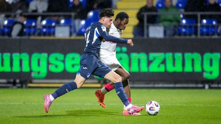 v.li.: Luca Erlein (TSG II 24), Mohamed Sankoh (VfB II, 44), Zweikampf, Spielszene, Duell, duel, tackle, tackling, Dynamik, Action, Aktion, 05.10.2025, Sinsheim (Deutschland), Fussball, 3. Liga, TSG 1899 Hoffenheim II - VfB Stuttgart II, DFB DFL REGULATIONS PROHIBIT ANY USE OF PHOTOGRAPHS AS IMAGE SEQUENCES AND OR QUASI-VIDEO.