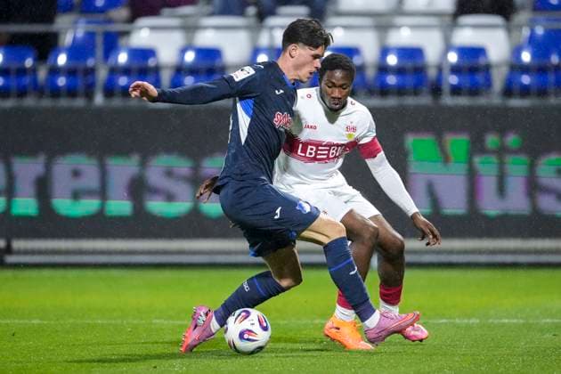 v.li.: Luca Erlein (TSG II 24), Mohamed Sankoh (VfB II, 44), Zweikampf, Spielszene, Duell, duel, tackle, tackling, Dynamik, Action, Aktion, 05.10.2025, Sinsheim (Deutschland), Fussball, 3. Liga, TSG 1899 Hoffenheim II - VfB Stuttgart II, DFB DFL REGULATIONS PROHIBIT ANY USE OF PHOTOGRAPHS AS IMAGE SEQUENCES AND OR QUASI-VIDEO.