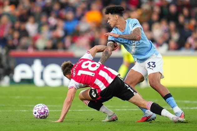 Premier League Brentford v Manchester City Nico O Reilly of Manchester City and Yehor Yarmolyuk of Brentford battle during the Premier League match Brentford vs Manchester City at The Gtech Community Stadium, London, United Kingdom, 5th October 2025 (Photo by Harvey Murphy News Images) Copyright: xHarveyxMurphy NewsxImagesx