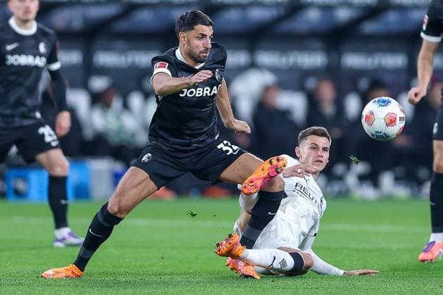 05.10.2025, Fußball, Borussia Mönchengladbach - SC Freiburg, 1. Fußball Bundesliga, Borussia-Park, Saison 2025 2026: Vincenzo Grifo (SC Freiburg 32) im Zweikampf gegen Yannik Engelhardt (Borussia Mönchengladbach 06) DFB regulations prohibit any use of photographs as image sequences and or quasi-video. Nordrhein-Westfalen Deutschland