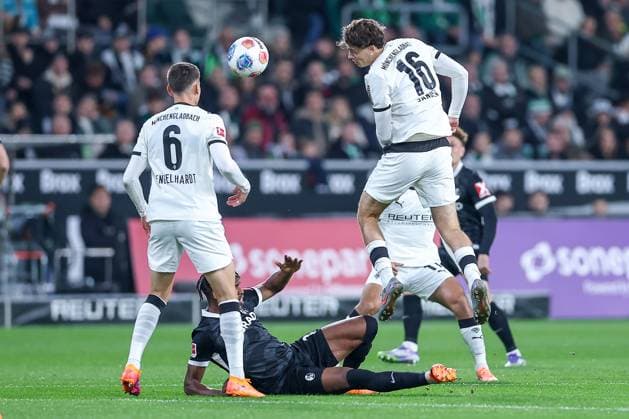 05.10.2025, Fußball, Borussia Mönchengladbach - SC Freiburg, 1. Fußball Bundesliga, Borussia-Park, Saison 2025 2026: Philipp Sander (Borussia Mönchengladbach 16) im Zweikampf gegen Junior Adamu (SC Freiburg 20) DFB regulations prohibit any use of photographs as image sequences and or quasi-video. Nordrhein-Westfalen Deutschland
