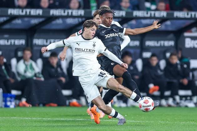 05.10.2025, Fußball, Borussia Mönchengladbach - SC Freiburg, 1. Fußball Bundesliga, Borussia-Park, Saison 2025 2026: Philipp Sander (Borussia Mönchengladbach 16) im Zweikampf gegen Junior Adamu (SC Freiburg 20) DFB regulations prohibit any use of photographs as image sequences and or quasi-video. Nordrhein-Westfalen Deutschland