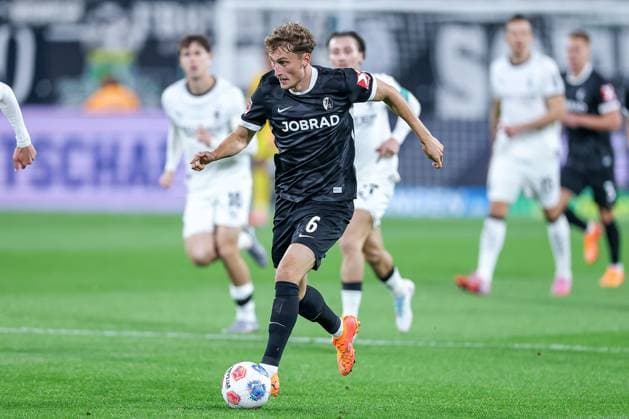 05.10.2025, Fußball, Borussia Mönchengladbach - SC Freiburg, 1. Fußball Bundesliga, Borussia-Park, Saison 2025 2026: Yannik Engelhardt (Borussia Mönchengladbach 06) DFB regulations prohibit any use of photographs as image sequences and or quasi-video. Nordrhein-Westfalen Deutschland