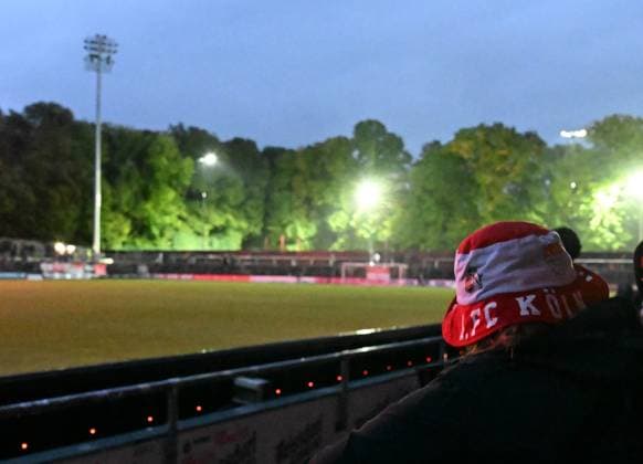 05.10.2025, xophax, Fussball , Frauen Bundesliga Google Pixel Frauen - Bundesliga 25 26 Saison 2025 2026 Franz Kremer Stadion 1.FC Köln gegen Bayer 04 Leverkusen Flutlicht - Ausfall , Zuschauer , Spielunterbrechung (DFL DFB REGULATIONS PROHIBIT ANY USE OF PHOTOGRAPHS as IMAGE SEQUENCES and or QUASI-VIDEO) Koeln