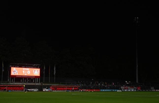 05.10.2025, xophax, Fussball , Frauen Bundesliga Google Pixel Frauen - Bundesliga 25 26 Saison 2025 2026 Franz Kremer Stadion 1.FC Köln gegen Bayer 04 Leverkusen Flutlicht fällt aus , Spielunterbrechung. Anzeigentafel. Flutlichtmast , rechts aus. (DFL DFB REGULATIONS PROHIBIT ANY USE OF PHOTOGRAPHS as IMAGE SEQUENCES and or QUASI-VIDEO) Koeln