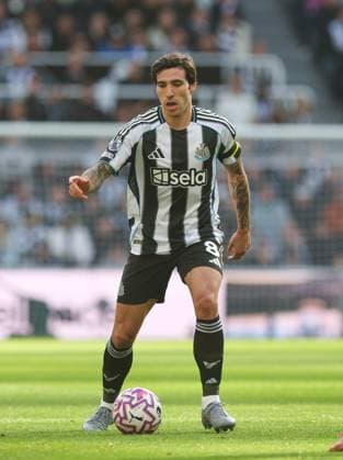 Newcastle Upon Tyne, England, 5th October 2025. Sandro Tonali of Newcastle United during the Newcastle United vs Nottingham Forest Premier League match at St. James Park, Newcastle Upon Tyne. Picture credit should read: Nigel Roddis Sportimage EDITORIAL USE ONLY. No use with unauthorised audio, video, data, fixture lists, club league logos or live services. Online in-match use limited to 120 images, no video emulation. No use in betting, games or single club league player publications. SPI_055_NR_NEWC_NOTT SPI-4199-0055