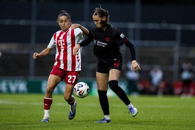Google Pixel Frauen-Bundesliga, 1. FC Köln - Bayer 04 Leverkusen; 05.10.2025 Zweikampf Laura Feiersinger (1. FC Köln, 27), Valentina Mädl (Bayer 04 Leverkusen, 17) Google Pixel Frauen-Bundesliga, 1. FC Köln - Bayer 04 Leverkusen Köln, Franz-Kremer-Stadion am 05.10.2025 DFB REGULATIONS PROHIBIT ANY USE OF PHOTOGRAPHS AS IMAGE SEQUENCES AND OR QUASI-VIDEO. Copyright: xBEAUTIFULxSPORTS Wunderlx