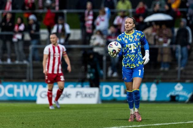 Google Pixel Frauen-Bundesliga, 1. FC Köln - Bayer 04 Leverkusen; 05.10.2025 Lisa Schmitz (1. FC Köln, 1) mit Ball Google Pixel Frauen-Bundesliga, 1. FC Köln - Bayer 04 Leverkusen Köln, Franz-Kremer-Stadion am 05.10.2025 DFB REGULATIONS PROHIBIT ANY USE OF PHOTOGRAPHS AS IMAGE SEQUENCES AND OR QUASI-VIDEO. Copyright: xBEAUTIFULxSPORTS Wunderlx