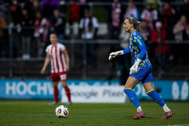 Google Pixel Frauen-Bundesliga, 1. FC Köln - Bayer 04 Leverkusen; 05.10.2025 Lisa Schmitz (1. FC Köln, 1) am Ball Google Pixel Frauen-Bundesliga, 1. FC Köln - Bayer 04 Leverkusen Köln, Franz-Kremer-Stadion am 05.10.2025 DFB REGULATIONS PROHIBIT ANY USE OF PHOTOGRAPHS AS IMAGE SEQUENCES AND OR QUASI-VIDEO. Copyright: xBEAUTIFULxSPORTS Wunderlx