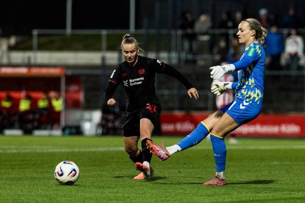 Google Pixel Frauen-Bundesliga, 1. FC Köln - Bayer 04 Leverkusen; 05.10.2025 Zweikampf Valentina Mädl (Bayer 04 Leverkusen, 17), Lisa Schmitz (1. FC Köln, 1) Google Pixel Frauen-Bundesliga, 1. FC Köln - Bayer 04 Leverkusen Köln, Franz-Kremer-Stadion am 05.10.2025 DFB REGULATIONS PROHIBIT ANY USE OF PHOTOGRAPHS AS IMAGE SEQUENCES AND OR QUASI-VIDEO. Copyright: xBEAUTIFULxSPORTS Wunderlx