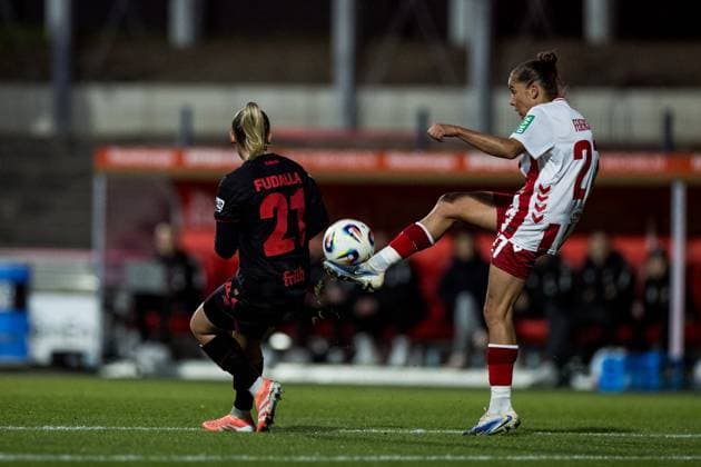 Google Pixel Frauen-Bundesliga, 1. FC Köln - Bayer 04 Leverkusen; 05.10.2025 Zweikampf Vanessa Fudalla (Bayer 04 Leverkusen, 21), Laura Feiersinger (1. FC Köln, 27) Google Pixel Frauen-Bundesliga, 1. FC Köln - Bayer 04 Leverkusen Köln, Franz-Kremer-Stadion am 05.10.2025 DFB REGULATIONS PROHIBIT ANY USE OF PHOTOGRAPHS AS IMAGE SEQUENCES AND OR QUASI-VIDEO. Copyright: xBEAUTIFULxSPORTS Wunderlx