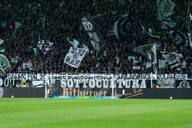 Bundesliga: Borussia Mönchengladbach - SC Freiburg, 05.10.2025 Die Gladbacher Fans bedanken sich mit einem Banner bei Roland Virkus. Bundesliga, Borussia Mönchengladbach - SC Freiburg, 6. Spieltag, am 05.10.2025, Borussia-Park, Mönchengladbach DFL regulations prohibit any use of photographs as image sequences and or quasi-video Copyright: xBEAUTIFULxSPORTS Meuselx