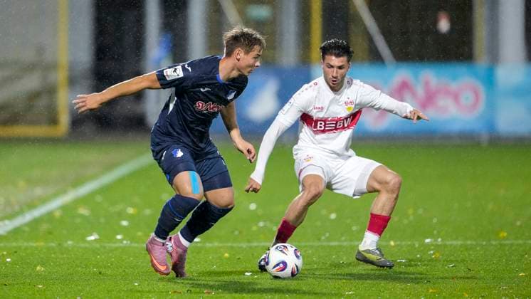 v.li.: Florian Bähr (TSG II, 39), Leonidas Stergiou (VfB II, 42), Zweikampf, Spielszene, Duell, duel, tackle, tackling, Dynamik, Action, Aktion, 05.10.2025, Sinsheim (Deutschland), Fussball, 3. Liga, TSG 1899 Hoffenheim II - VfB Stuttgart II, DFB DFL REGULATIONS PROHIBIT ANY USE OF PHOTOGRAPHS AS IMAGE SEQUENCES AND OR QUASI-VIDEO.