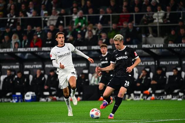05.10.2025; Moenchengladbach; Fussball, Herren, Saison 2025 2026, Borussia Moenchengladbach vs. SC Freiburg Florian Neuhaus (Gladbach, li.) kommt zu spaet gegen Matthias Ginter (Freiburg, re.) DFL regulations prohibit any use of photographs as image sequences and or quasi-video. Borussia-Park NRW Deutschland