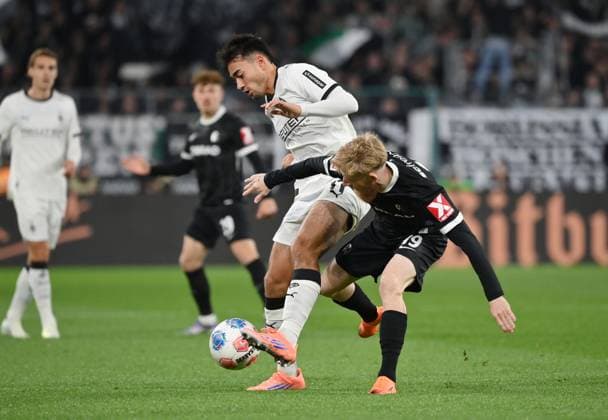 Jens Castrop (Borussia Moenchengladbach), Niklas Beste (SC Freiburg), v.li. 05.10.2025, Fussball 1. Bundesliga, Saison 2025 2026, 6. Spieltag, Borussia Mönchengladbach - SC Freiburg DFL regulations prohibit any use of photographs as image sequences and or quasi-video Moenchengladbach Borussia Park Nordrhein Westfalen Deutschland