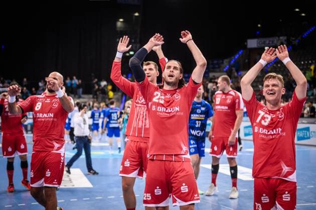 Olle Forsell Schefvert (MT Melsungen, 25), Timo Kastening (MT Melsungen, 73), re. und Team - Jubel, Freude nach Auswaertssieg in Stuttgart GER, TVB 1898 Stuttgart - MT Melsungen, DAIKIN HBL, Handball, Bundesliga, 7. Spieltag, Spielzeit 2025 2026, 05.10.2025 GER, TVB 1898 Stuttgart - Frisch Auf! Goeppingen, DAIKIN HBL, Handball, Bundesliga, 7. Spieltag, Spielzeit 2025 2026, 05.10.2025 Stuttgart Copyright: xSandyxDinkelackerx EP_SDR