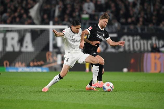 Kevin Diks (Borussia Moenchengladbach), li., gegen Lucas Höler (SC Freiburg) 05.10.2025, Fussball 1. Bundesliga, Saison 2025 2026, 6. Spieltag, Borussia Mönchengladbach - SC Freiburg DFL regulations prohibit any use of photographs as image sequences and or quasi-video Moenchengladbach Borussia Park Nordrhein Westfalen Deutschland