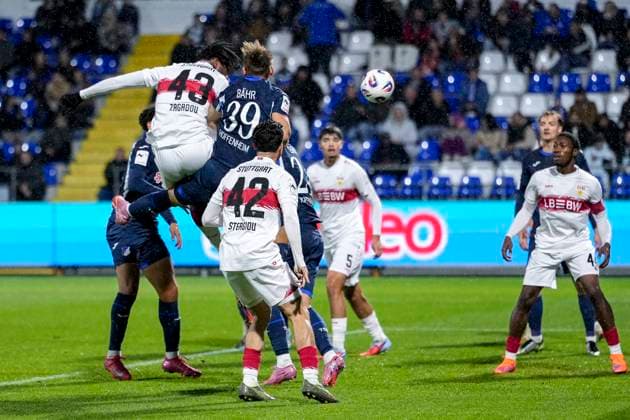 v.li.: Dan-Axel Zagadou (VfB II, 43) springt höher als Florian Bähr (TSG II, 39) und erzielt das Tor zum 0:1, Treffer, Torerfolg, Highlight, Action, Aktion, Spielszene, 05.10.2025, Sinsheim (Deutschland), Fussball, 3. Liga, TSG 1899 Hoffenheim II - VfB Stuttgart II, DFB DFL REGULATIONS PROHIBIT ANY USE OF PHOTOGRAPHS AS IMAGE SEQUENCES AND OR QUASI-VIDEO.
