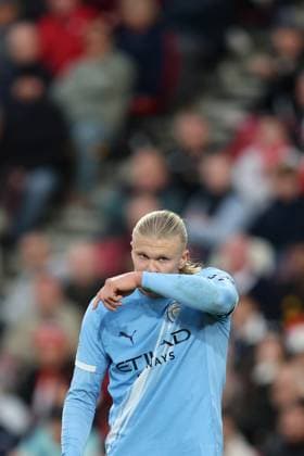 Brentford v Man City 05 October 2025, London - Premier League Football - Brentford v Manchester City - Erling Haaland of Manchester City wipes his face - Photo: Charlotte Wilson Offside. London UK Copyright: xCharlottexWilsonx xOffsidexOffside