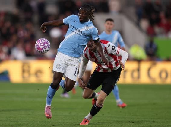 London, England, 5th October 2025. Jeremy Doku of Manchester City and Sepp van den Berg of Brentford challenge for the ball during the Brentford vs Manchester City Premier League match at Gtech Community Stadium, London. Picture credit should read: Paul Terry Sportimage EDITORIAL USE ONLY. No use with unauthorised audio, video, data, fixture lists, club league logos or live services. Online in-match use limited to 120 images, no video emulation. No use in betting, games or single club league player publications. SPI_034_PT_Brentford_Man_City SPI-4202-0034