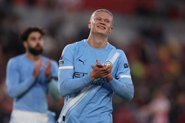 London, England, 5th October 2025. Erling Haaland of Manchester City applauds the fans after the Brentford vs Manchester City Premier League match at Gtech Community Stadium, London. Picture credit should read: Paul Terry Sportimage EDITORIAL USE ONLY. No use with unauthorised audio, video, data, fixture lists, club league logos or live services. Online in-match use limited to 120 images, no video emulation. No use in betting, games or single club league player publications. SPI_035_PT_Brentford_Man_City SPI-4202-0035